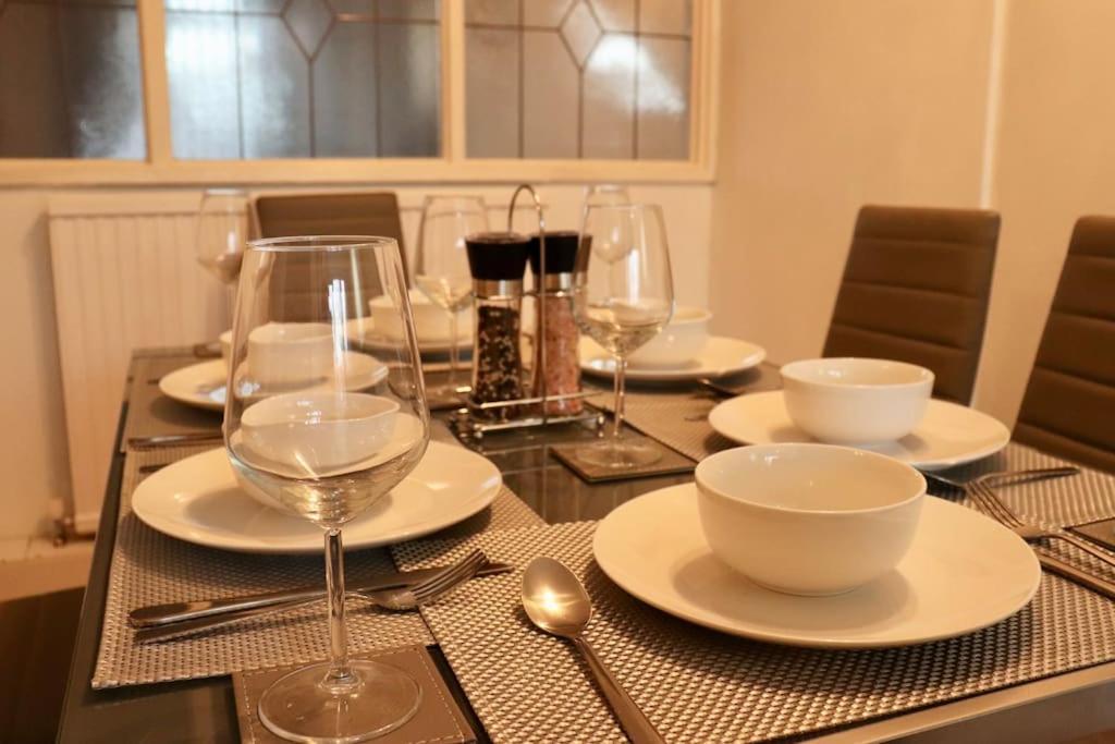 Lovely Staycation With Family Free Parking & Wifi Leeds  Exteriör bild