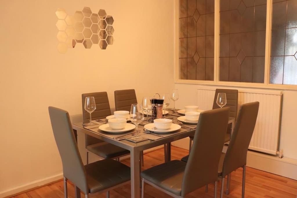 Lovely Staycation With Family Free Parking & Wifi Leeds  Exteriör bild
