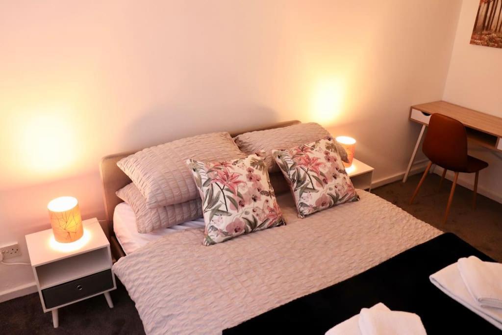 Lovely Staycation With Family Free Parking & Wifi Leeds  Exteriör bild