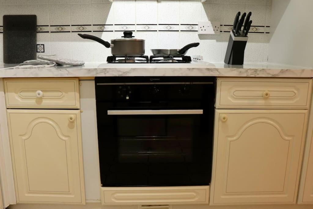 Lovely Staycation With Family Free Parking & Wifi Leeds  Exteriör bild