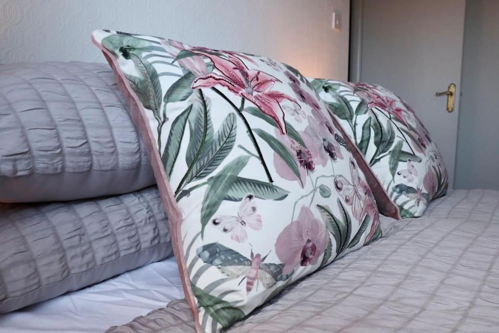 Lovely Staycation With Family Free Parking & Wifi Leeds  Exteriör bild