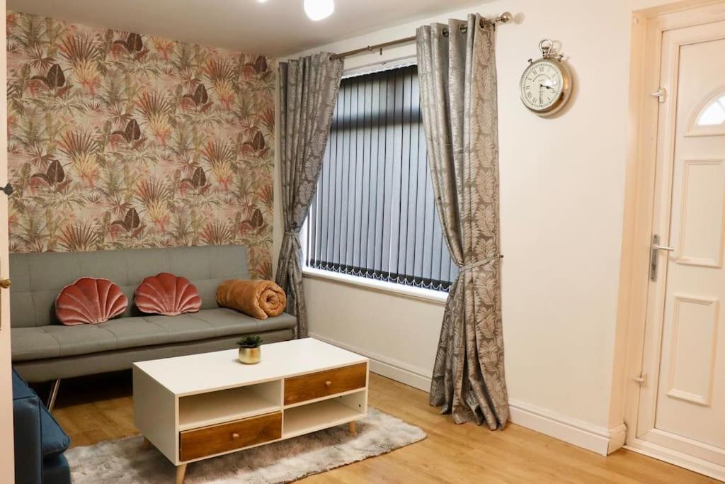 Lovely Staycation With Family Free Parking & Wifi Leeds  Exteriör bild
