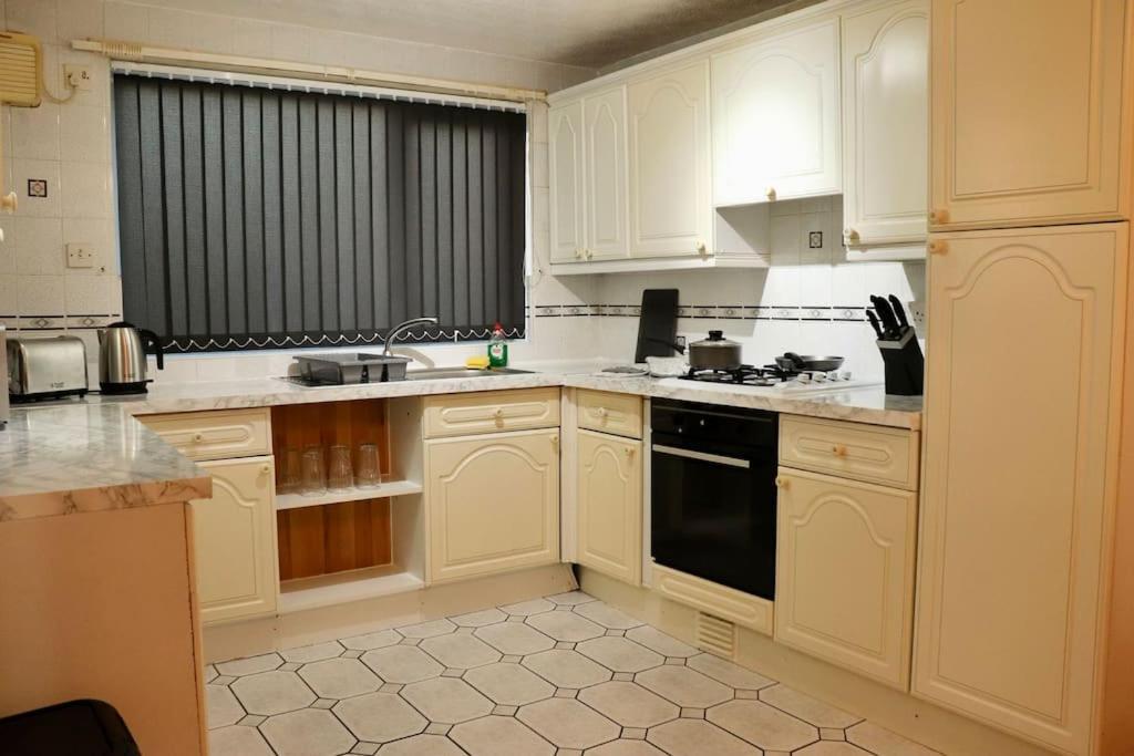 Lovely Staycation With Family Free Parking & Wifi Leeds  Exteriör bild