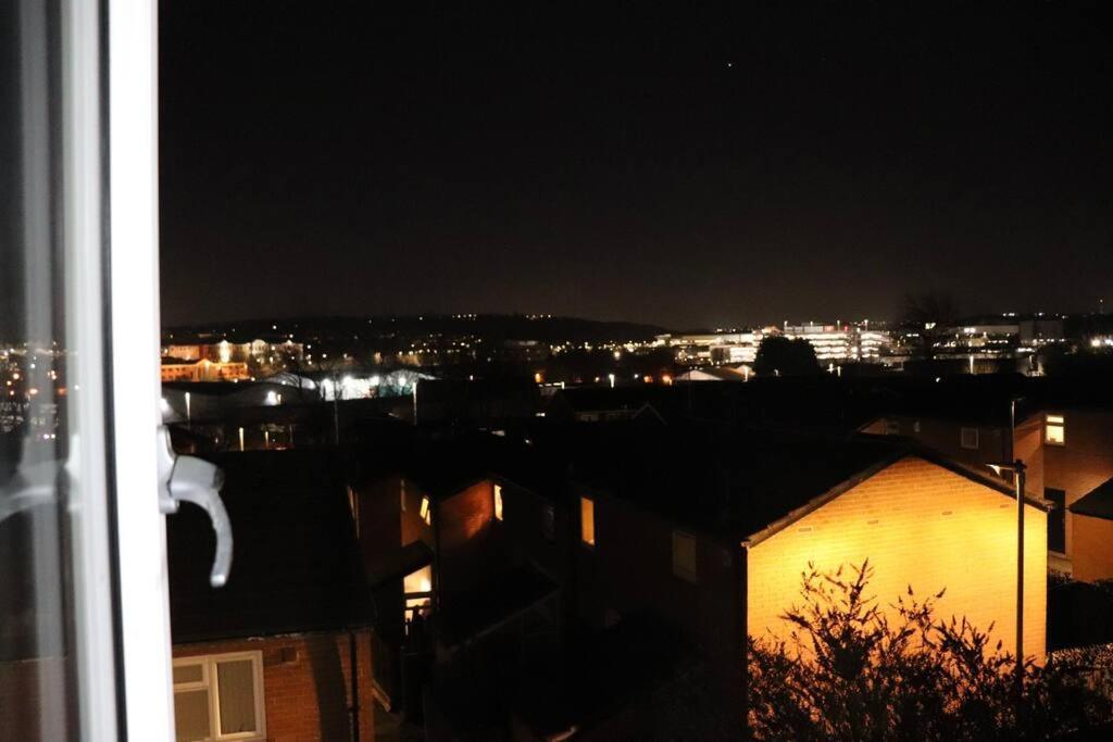 Lovely Staycation With Family Free Parking & Wifi Leeds  Exteriör bild