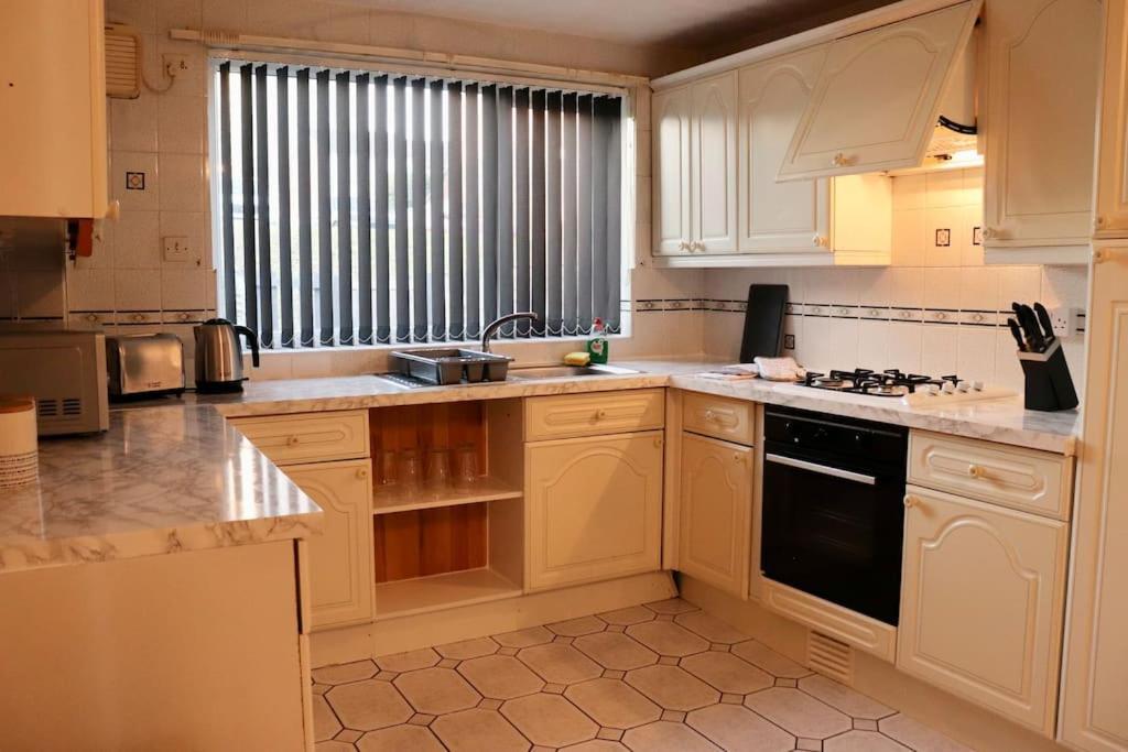 Lovely Staycation With Family Free Parking & Wifi Leeds  Exteriör bild