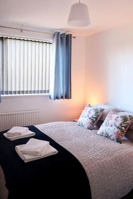 Lovely Staycation With Family Free Parking & Wifi Leeds  Exteriör bild