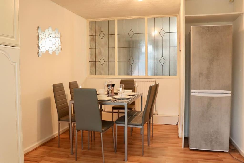 Lovely Staycation With Family Free Parking & Wifi Leeds  Exteriör bild