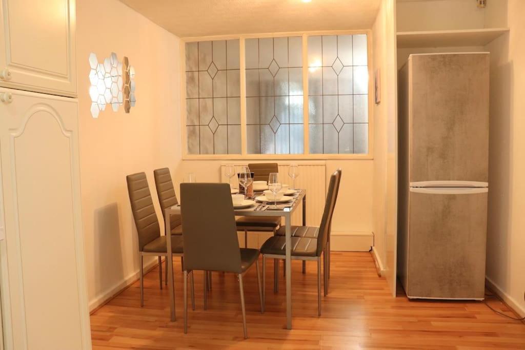 Lovely Staycation With Family Free Parking & Wifi Leeds  Exteriör bild
